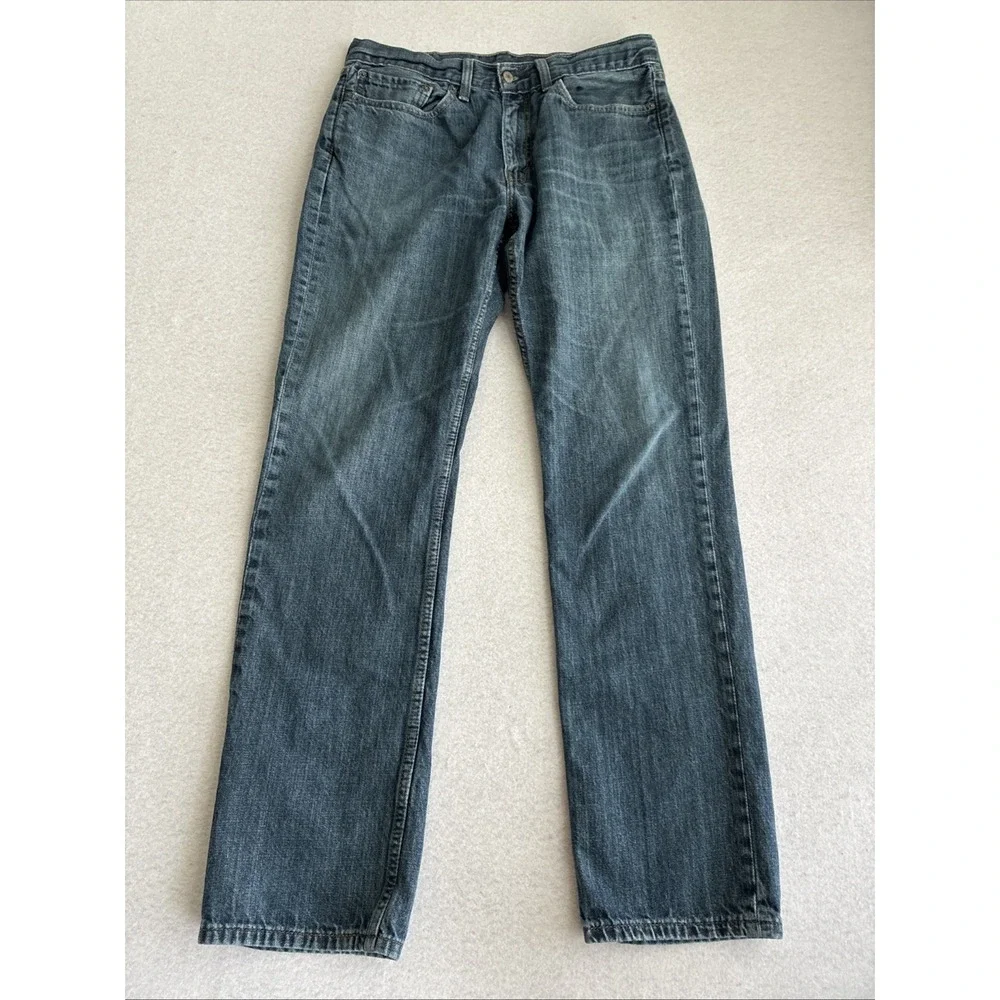 Levis features style
